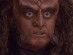 A história de origem por trás do famoso olhar de Star Trek de Gowron