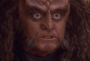 A história de origem por trás do famoso olhar de Star Trek de Gowron