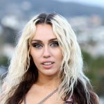 Drive-Away Dolls, Ethan Coen comenta sobre a participação especial de Miley Cyrus, lutando com deuses no set "pênis falsos"