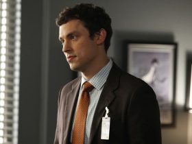 John Francis Daley, do Bones, desmoronou após um último dia solitário como doces