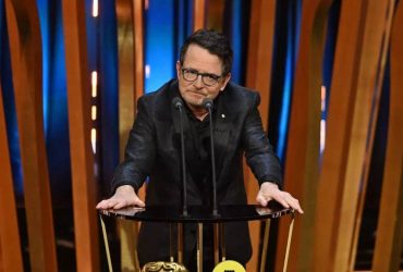 Michael J. Fox se levanta da cadeira de rodas e emociona o público do BAFTA: "Um filme pode mudar sua vida"