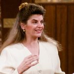 Por que as co-estrelas de Kirstie Alley's Cheers deram a ela uma espingarda como presente de boas-vindas