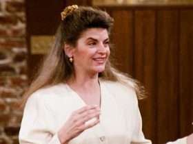 Por que as co-estrelas de Kirstie Alley's Cheers deram a ela uma espingarda como presente de boas-vindas