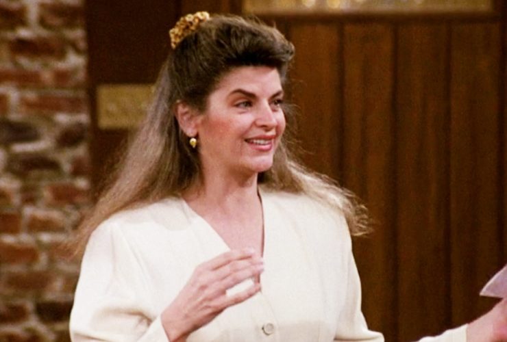 Por que as co-estrelas de Kirstie Alley's Cheers deram a ela uma espingarda como presente de boas-vindas