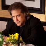 Richard Lewis, comediante e estrela de Curb Your Enthusiasm, morreu aos 76 anos