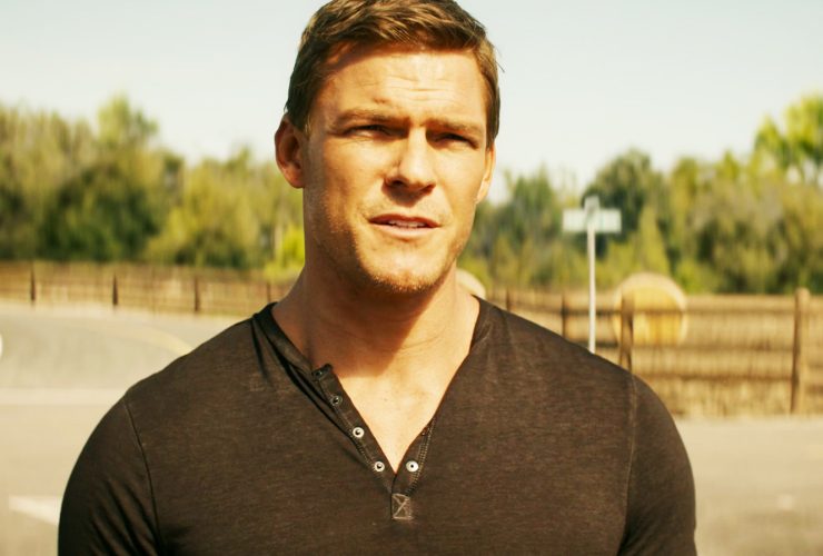 A busca de Alan Ritchson para alcançar o peso adequado de Reacher o enviou ao hospital