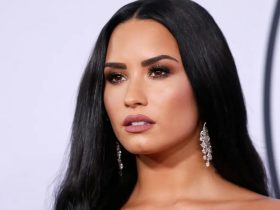 Demi Lovato e Dominic Sessa no elenco de Tow, filme estrelado por Rose Byrne