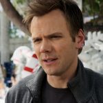 Joel McHale diz que deslocou o ombro de Chevy Chase no set da comunidade