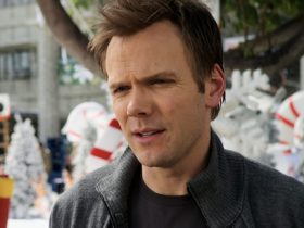 Joel McHale diz que deslocou o ombro de Chevy Chase no set da comunidade