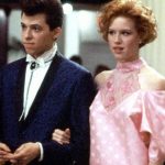 Linda de rosa, Molly Ringwald viu o vestido de baile e chorou: "Ninguém pode se sentir bem usando essas coisas"