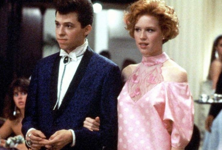 Linda de rosa, Molly Ringwald viu o vestido de baile e chorou: "Ninguém pode se sentir bem usando essas coisas"