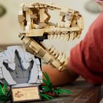 O fóssil de dinossauro com caveira T-Rex do Jurassic Park da LEGO é um artefato de tijolos de construção simples, mas elegante