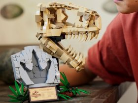 O fóssil de dinossauro com caveira T-Rex do Jurassic Park da LEGO é um artefato de tijolos de construção simples, mas elegante