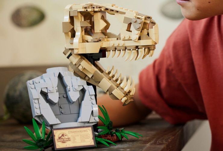 O fóssil de dinossauro com caveira T-Rex do Jurassic Park da LEGO é um artefato de tijolos de construção simples, mas elegante