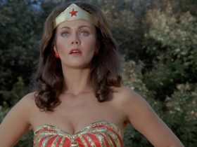 Por que Lynda Carter teve problemas por causa de sua manobra de helicóptero da Mulher Maravilha