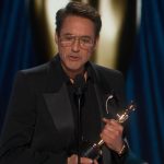 Sam Rockwell prestou homenagem ao vencedor do Oscar Robert Downey Jr. com uma incrível referência ao Tropic Thunder