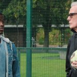 The Beautiful Game: o técnico de futebol Bill Nighy no trailer do filme da Netflix