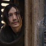 A estrela do acólito Manny Jacinto chama sua moda de Star Wars de 'Hobbit encontra a pobreza'