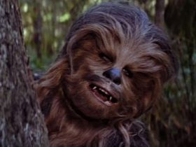 A inclinação da cabeça exclusiva de Chewbacca em Star Wars veio mais por necessidade do que por escolha