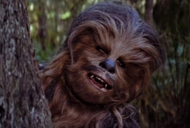 A inclinação da cabeça exclusiva de Chewbacca em Star Wars veio mais por necessidade do que por escolha