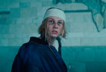 Cuco: Hunter Schafer caçado por um monstro nos Alpes alemães no trailer de terror