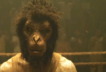 Monkey Man: Dev Patel revela as fontes de inspiração para sua estreia na direção em um vídeo