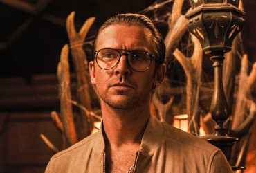 O visual de Dan Stevens em Abigail foi inspirado em Acho que você deveria sair com Tim Robinson