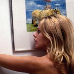 Por que Britt Ekland precisava de um 'bottom double' para sua dança do Wicker Man sem calças