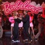 Ryan Gosling e Emily Blunt transformam uma música de Taylor Swift em uma balada Barbenheimer no SNL