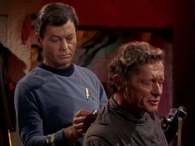 A série fracassada de Gene Roddenberry que levou ao elenco de Star Trek de DeForest Kelley