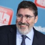 Alfred Molina em lágrimas: "Decepcionei meu pai ao me tornar ator, ele me olhou como se não me reconhecesse"