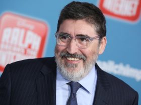 Alfred Molina em lágrimas: "Decepcionei meu pai ao me tornar ator, ele me olhou como se não me reconhecesse"