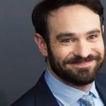 Charlie Cox se junta a Zooey Deschanel no elenco da comédia romântica Merv, aqui está a primeira foto do filme