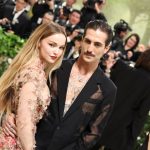 Damiano de Måneskin no Met Gala 2024 com Dove Cameron, beijos e olhares conhecedores no tapete vermelho