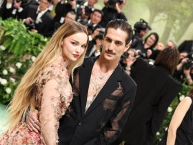 Damiano de Måneskin no Met Gala 2024 com Dove Cameron, beijos e olhares conhecedores no tapete vermelho