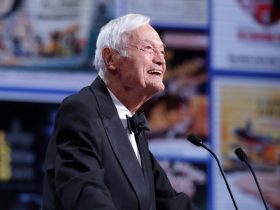 Roger Corman, lendário produtor e diretor de filmes B, morreu aos 98 anos