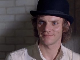 Malcolm McDowell, de Laranja Mecânica, acha que muitos entenderam mal o filme clássico