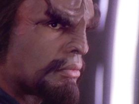 Michael Dorn teve que colocar os escritores de Star Trek diretamente em Worf para Deep Space Nine