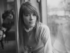 Morreu Françoise Hardy, cantora e compositora francesa e ícone dos anos sessenta.  Ele tinha 80 anos