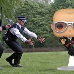 Novo Hot Fuzz Funko POP dispara duas armas enquanto pula no ar (exclusivo)