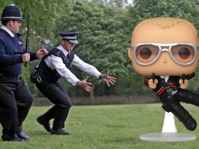 Novo Hot Fuzz Funko POP dispara duas armas enquanto pula no ar (exclusivo)