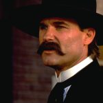 O bigode da lápide de Kurt Russell era quase ainda mais exagerado