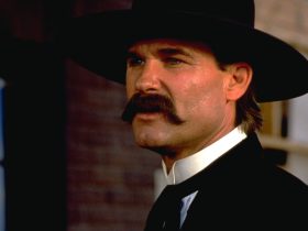 O bigode da lápide de Kurt Russell era quase ainda mais exagerado