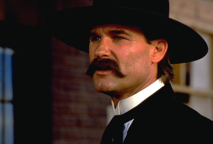 O bigode da lápide de Kurt Russell era quase ainda mais exagerado