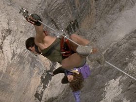 Sylvester Stallone ficou de fora de uma das melhores acrobacias de Cliffhanger – mas sua co-estrela não