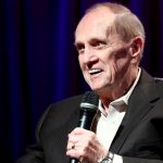 Bob Newhart, lendário comediante e ícone da TV, morreu aos 94 anos