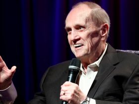 Bob Newhart, lendário comediante e ícone da TV, morreu aos 94 anos