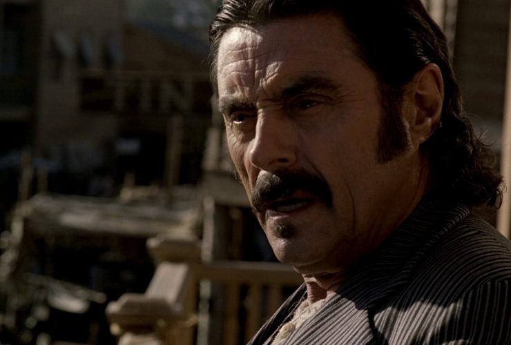 Ian McShane gravou alguns diálogos profanos de Deadwood do set do Hot Rod