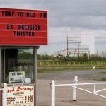 Naquela época, um tornado destruiu um drive-in que tocava Twister... Ou foi?