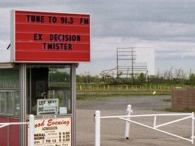 Naquela época, um tornado destruiu um drive-in que tocava Twister... Ou foi?